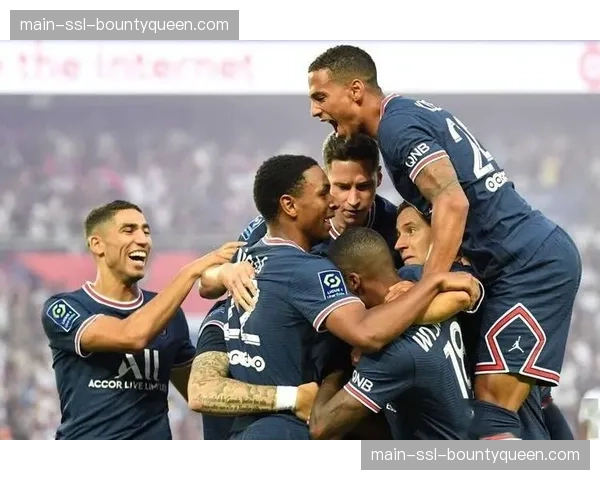 巴黎市政厅举办法甲历史主题展览，展出历代冠军奖杯