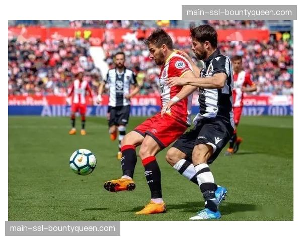 特写：终场哨响，为保级拼尽全力的阿拉维斯球员瘫倒在草地上